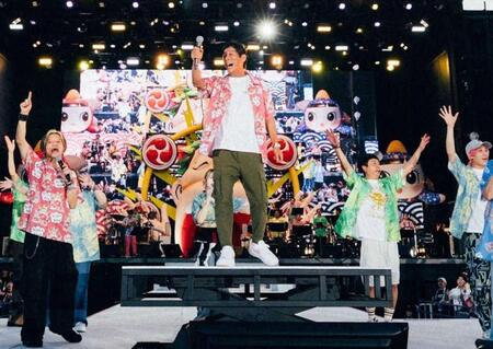 　「さんまＰＥＡＣＥＦＵＬ　ＰＡＲＫ　２０２５」を開催した明石家さんま（中央）＝撮影・Ｓａｎｔｉｎ　Ａｋｉ