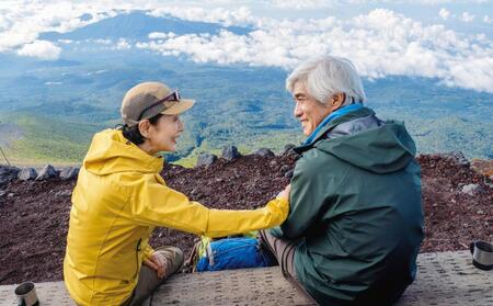 　映画「てっぺんの向こうにあなたがいる」に主演の吉永小百合（左）と佐藤浩市（©２０２５「てっぺんの向こうにあなたがいる」製作委員会）