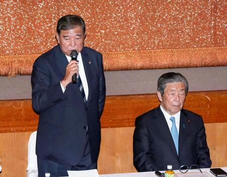 　自民党の両院議員総会で発言する総裁の石破首相。右は森山幹事長＝２日