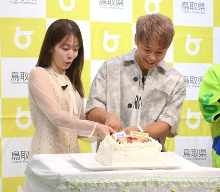 　サプライズウェディングケーキに入刀する武尊（右）と川口葵（撮影・伊藤笙子）