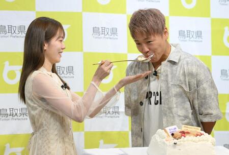 　サプライズウェディングケーキを川口葵（左）から食べさせてもらう武尊（撮影・伊藤笙子）