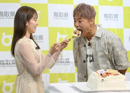 　サプライズウェディングケーキを川口葵（左）から食べさせてもらう武尊（撮影・伊藤笙子）