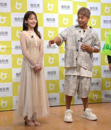 　夫婦で初のイベントに登場した武尊（右）と川口葵＝東京・とっとりおかやま新橋館（撮影・伊藤笙子）