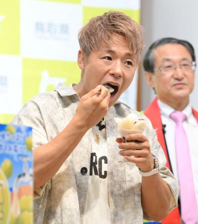 　梨のパフェを試食する武尊（撮影・伊藤笙子）