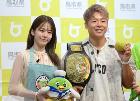 　夫婦で初のイベントに登場した武尊（右）と川口葵（撮影・伊藤笙子）