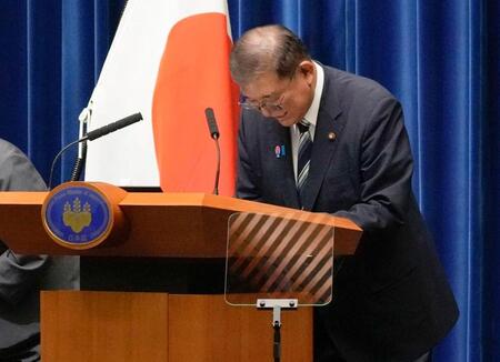 記者会見を終え、一礼する石破首相＝７日