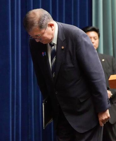 記者会見を終え、一礼する石破首相＝７日