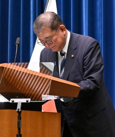 記者会見を終え、一礼する石破首相＝７日