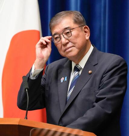 　記者会見で質問を聞く石破首相