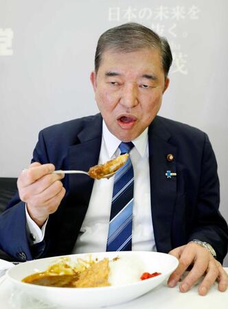 　自民党総裁選の投開票を前に、決起集会でカツカレーを口にする石破茂氏＝２０２４年９月