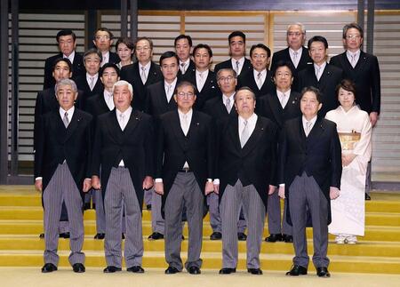 　任命式と認証式を終え、記念写真に納まる石破茂首相（前列中央）と閣僚ら＝２０２４年１０月
