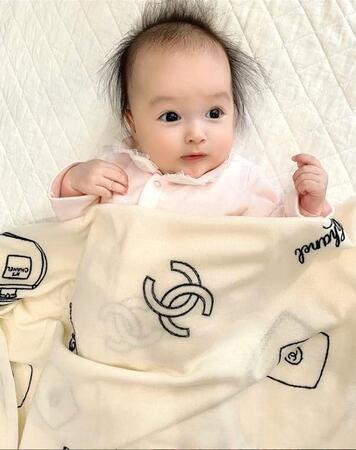 　シャネルのおくるみは長女誕生の時に。アレクサンダーのインスタグラムａｌｅｘａｎｄｅｒｆｒｉｅｎｄｓ（２１年２月２４日付）より 