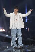 　ファンにあいさつする佐野玲於（撮影・佐々木彰尚）