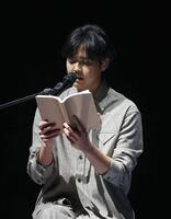 　朗読をする片寄涼太（撮影・佐々木彰尚）