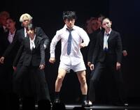 　佐野玲於と踊る梶原叶渚（左）＝撮影・佐々木彰尚