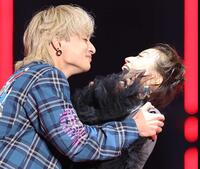 　松本まりか（右）にキスをせまる白濱亜嵐（撮影・佐々木彰尚）