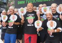 　クロちゃんクローンと記念撮影するクロちゃん（中央）