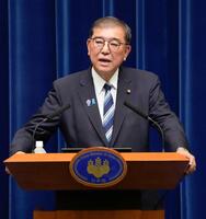 　記者会見する石破首相。退陣する意向を表明した＝７日