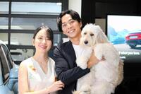 　笑顔を見せる友永真也氏（右）と岩間恵