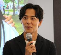 　トークイベントに登場した友永真也氏