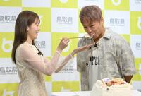 　サプライズウェディングケーキを川口葵（左）から食べさせてもらう武尊（撮影・伊藤笙子）