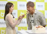 　サプライズウェディングケーキを川口葵（左）から食べさせてもらう武尊（撮影・伊藤笙子）