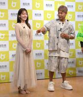 　夫婦で初のイベントに登場した武尊（右）と川口葵＝東京・とっとりおかやま新橋館（撮影・伊藤笙子）