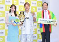 　イベントに登場した（左から）川口葵、武尊、鳥取県・平井伸治知事（撮影・伊藤笙子）