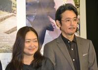 　連続テレビ小説「ばけばけ」試写会に登場した池脇千鶴（左）と岡部たかし