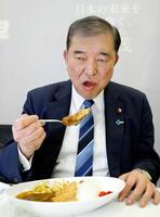 　自民党総裁選の投開票を前に、決起集会でカツカレーを口にする石破茂氏＝２０２４年９月