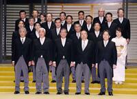 　任命式と認証式を終え、記念写真に納まる石破茂首相（前列中央）と閣僚ら＝２０２４年１０月