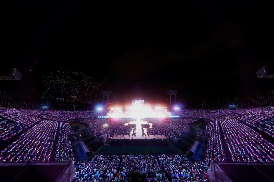　ライブ中に上空でドローンによって作られた乃木坂４６の文字　ⓒ鈴木健太（ＫＥＮＴＡ　Ｉｎｃ．）