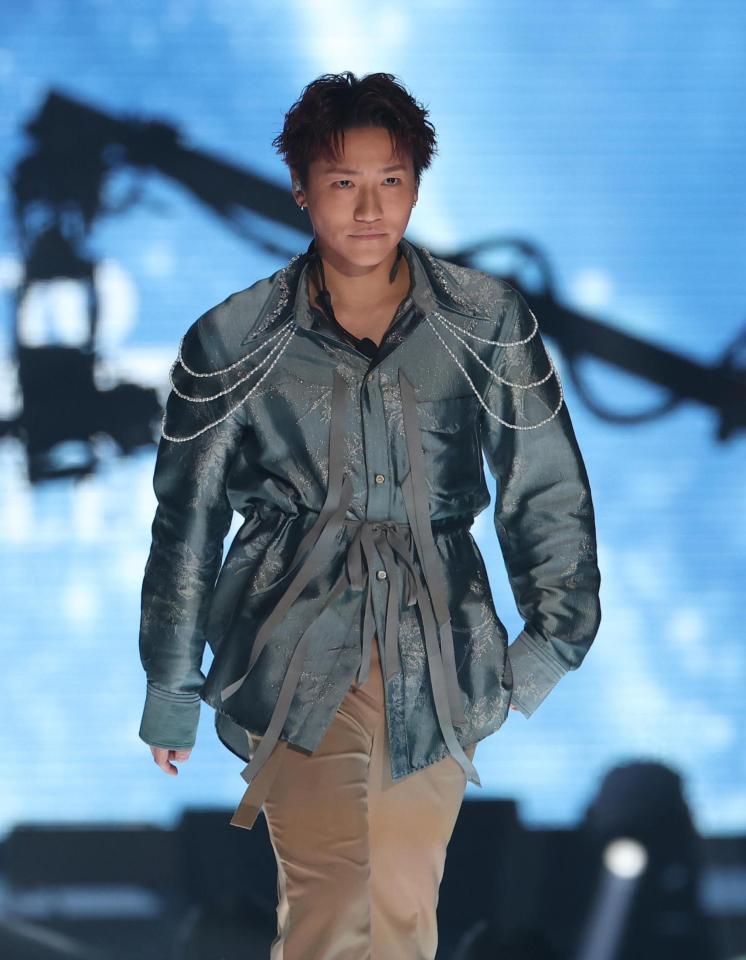 　ランウェーを歩く小森隼（撮影・佐々木彰尚）