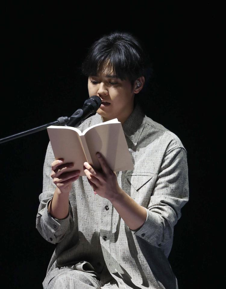 　朗読をする片寄涼太（撮影・佐々木彰尚）