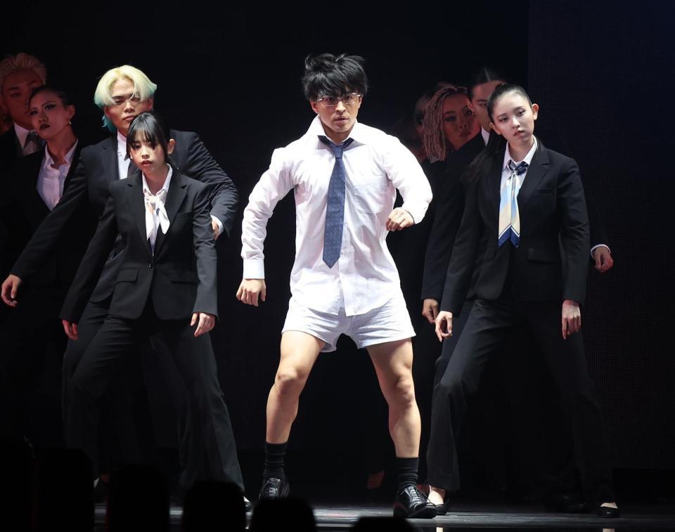 　佐野玲於と踊る梶原叶渚（左）＝撮影・佐々木彰尚