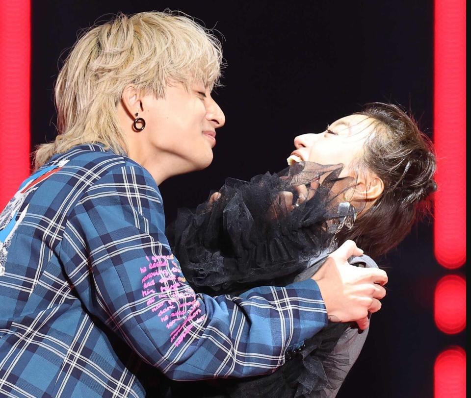 　松本まりか（右）にキスをせまる白濱亜嵐（撮影・佐々木彰尚）