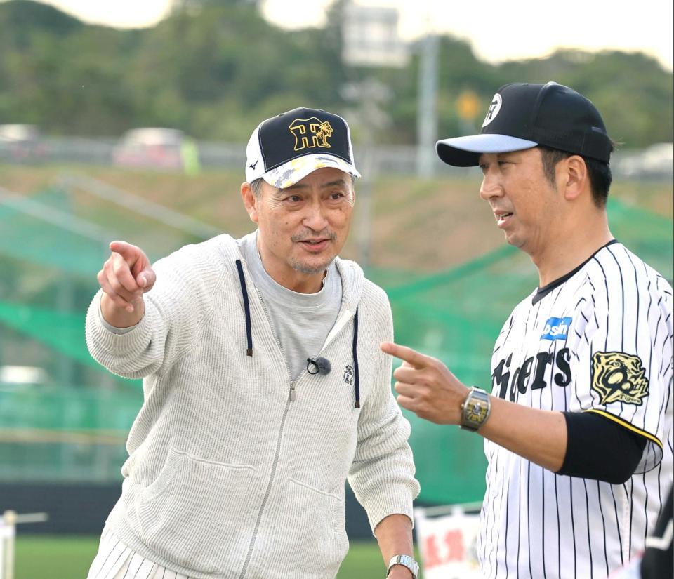 　２月のキャンプ時、阪神・藤川監督（右）と話す渡辺謙