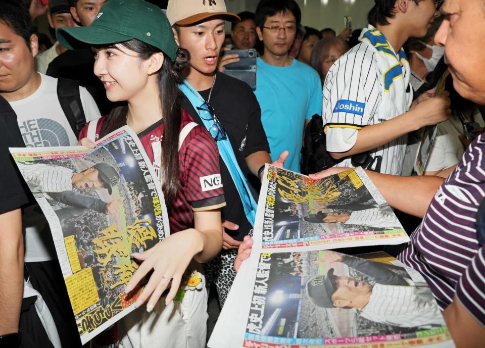 　阪神優勝の号外を求めて集まった阪神ファン