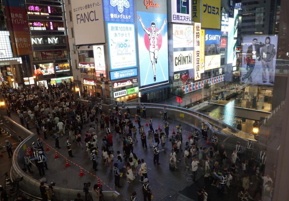 　多くの人が行き交う戎橋