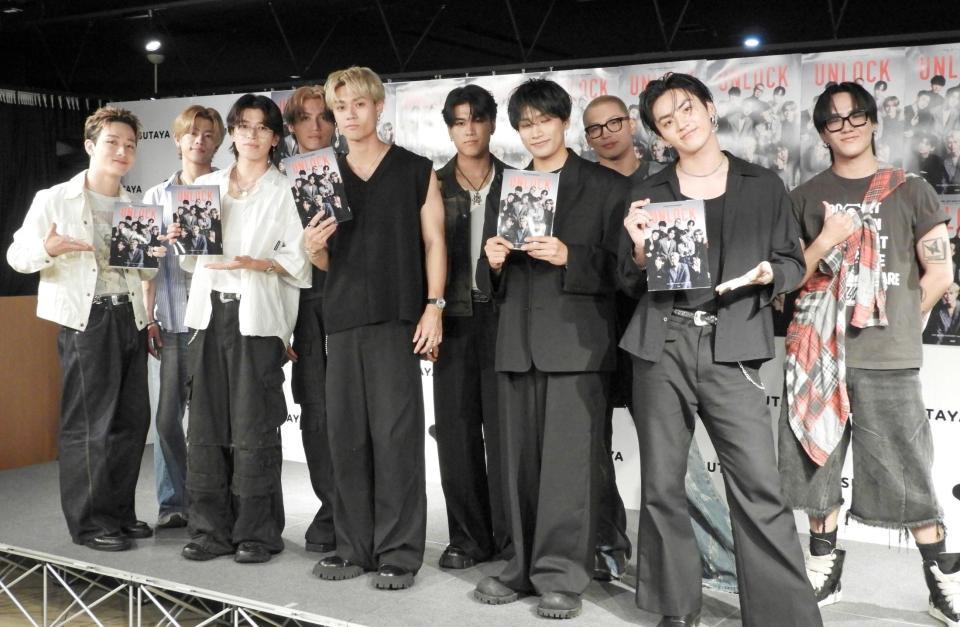 　（前列左から）ＳＨＯＷ、ＫＯＴＡ、ＹＵＨＩ、ＡＥＲＯＮ、ＴＡＫＩ、（後列同）ＴＡＫＵＭＩ、ＡＯＩ、ＳＨＩＧＥＴＯＲＡ、ＨＩＮＡＴＡ、ＮＯＳＵＫＥ