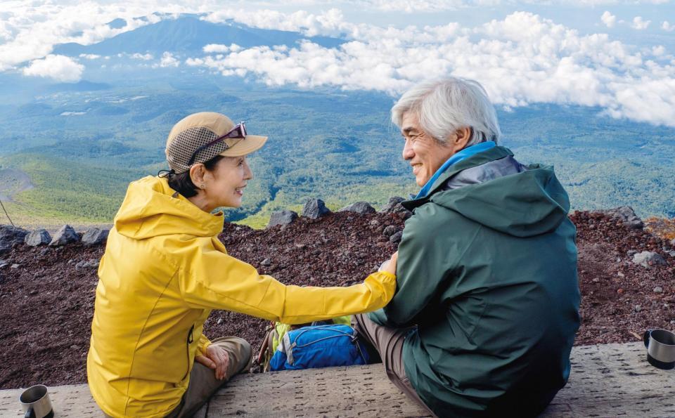 　映画「てっぺんの向こうにあなたがいる」に主演の吉永小百合（左）と佐藤浩市（©２０２５「てっぺんの向こうにあなたがいる」製作委員会）