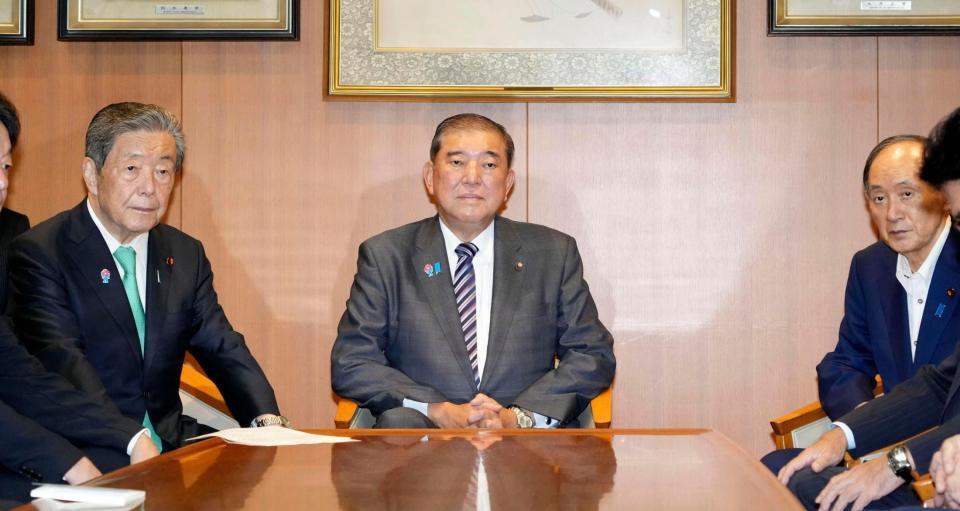 　自民党の役員会に臨む（左から）森山幹事長、石破首相、菅副総裁＝８日午前、東京・永田町の党本部