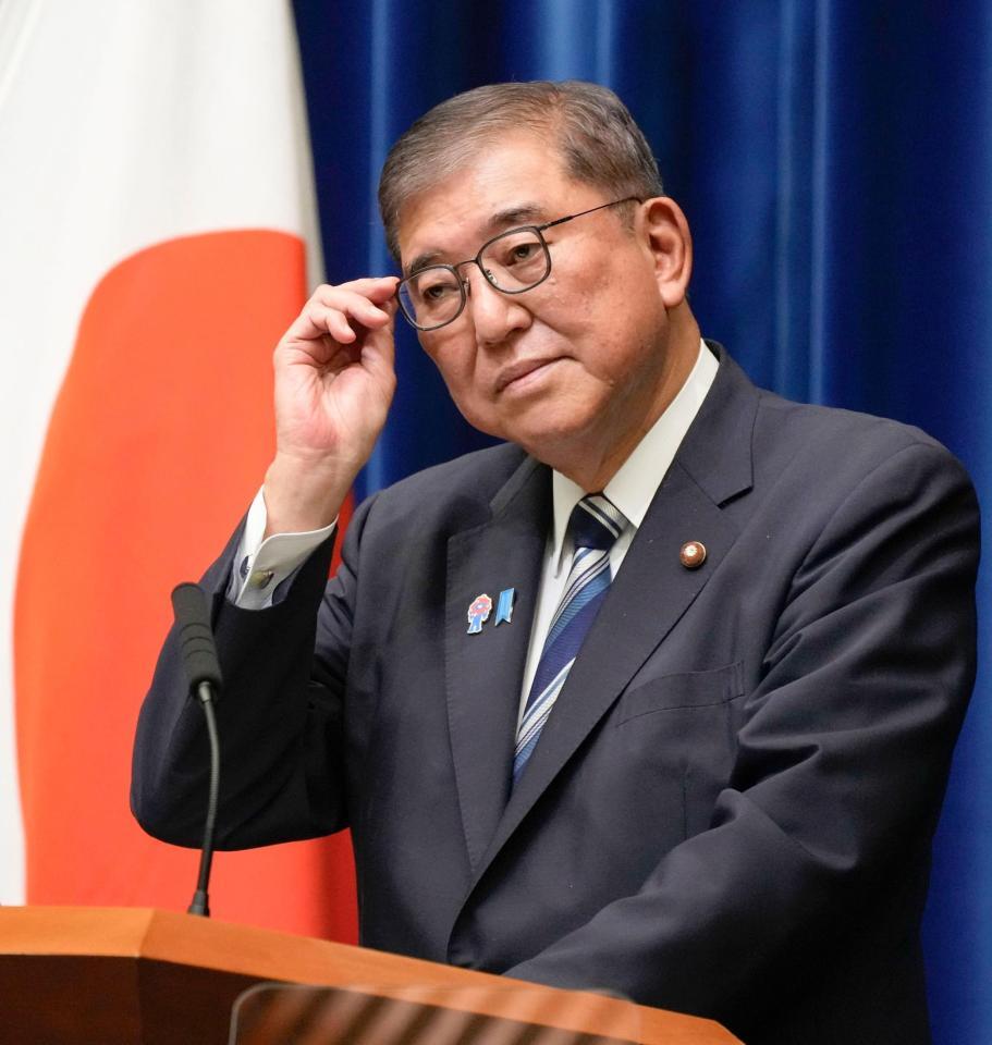 　記者会見で質問を聞く石破首相＝７日