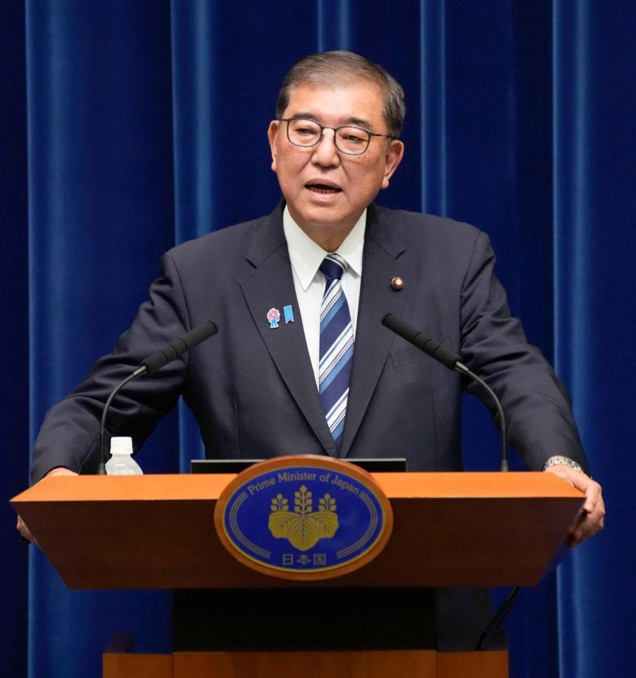 　記者会見する石破首相。退陣する意向を表明した＝７日