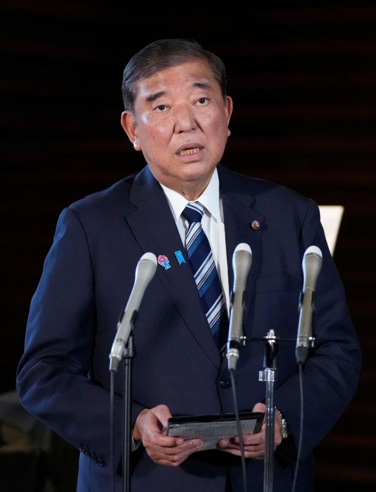 　自民党の両院議員総会後、記者団の取材に応じる石破首相＝２日