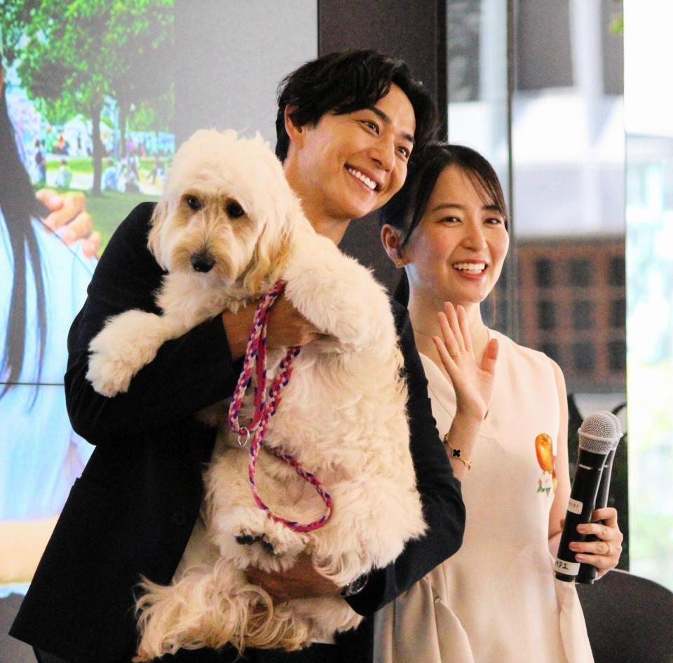 　笑顔を見せる友永真也氏（右）と岩間恵