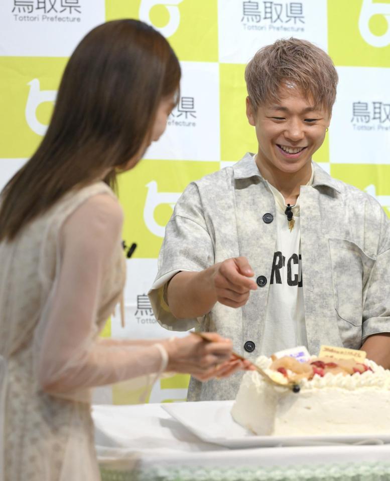 　川口葵（手前）がスプーンで取り分けたケーキの量にツッコむ武尊（撮影・伊藤笙子）