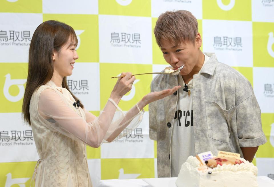 　サプライズウェディングケーキを川口葵（左）から食べさせてもらう武尊（撮影・伊藤笙子）