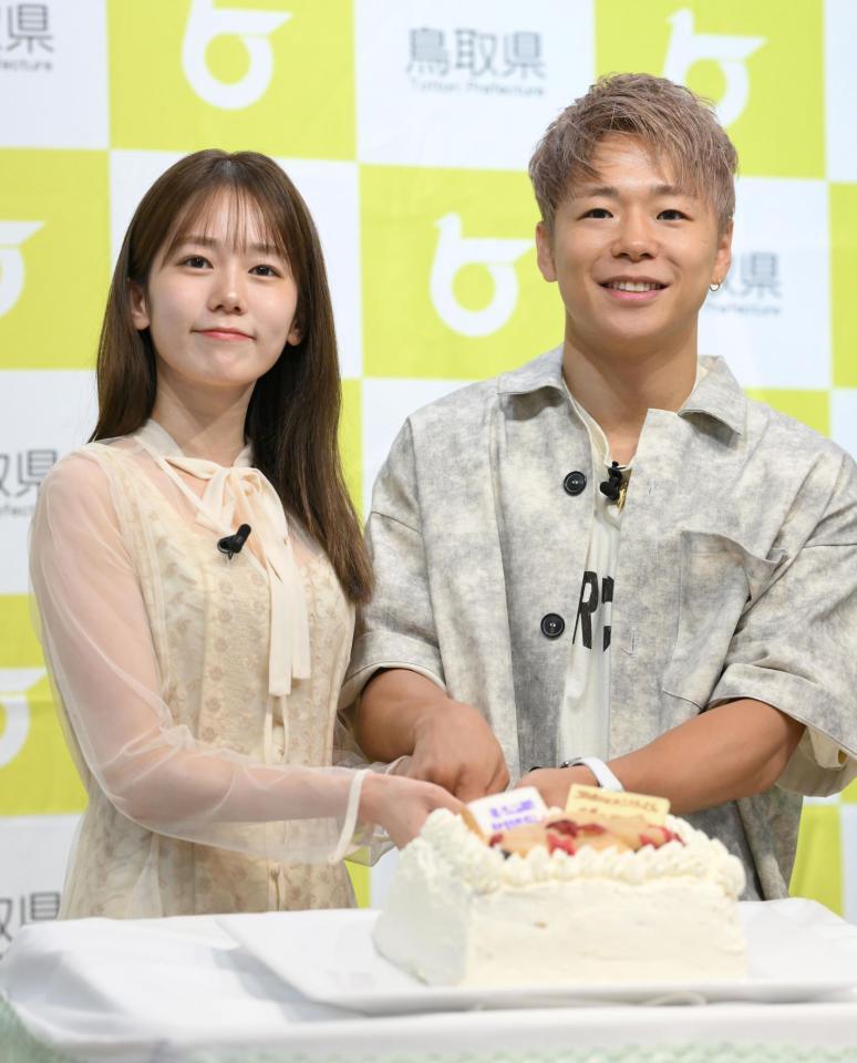 　サプライズウェイディングケーキに入刀する武尊（右）と川口葵（撮影・伊藤笙子）