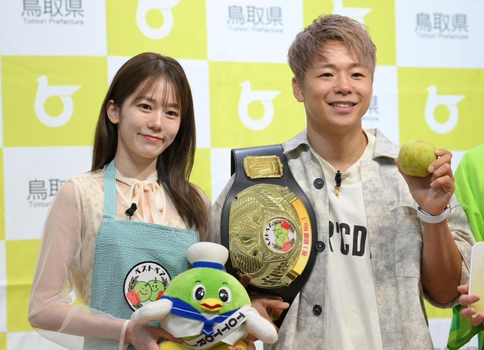 　夫婦で初のイベントに登場した武尊（右）と川口葵（撮影・伊藤笙子）